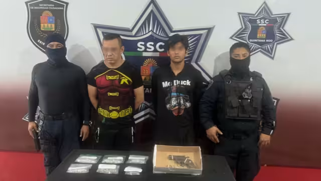 Los dos hombres enfrentan cargos por delitos contra la salud y portación ilegal de arma de fuego.