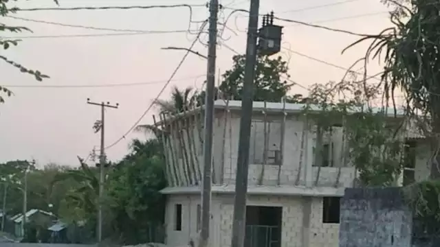 Los vecinos también piden cambiar postes viejos por ser un riesgo para todos