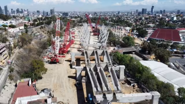 Dos trabajadores de las obras del Tren Interurbano México-Toluca cayeron desde una plataforma donde uno perdió la vida