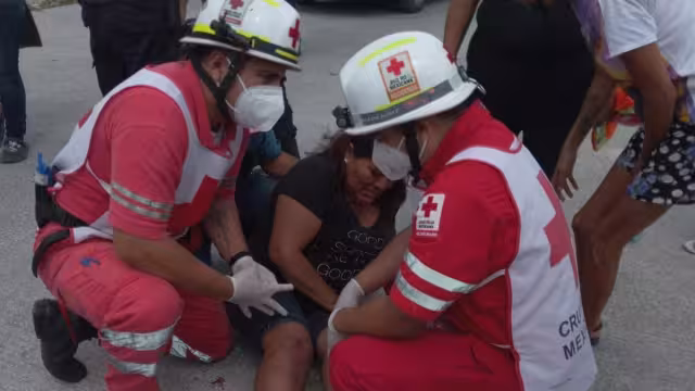 La mujer fue atendida por paramédicos debido a que se quejaba de dolor