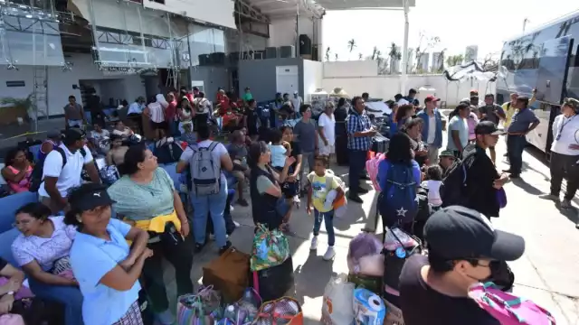 La SICT informó que hasta el 1 de noviembre se habían transportado 12 mil 944 personas por vía terrestre y aérea