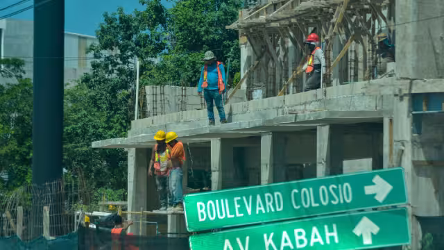 El sector económico con mayor crecimiento porcentual anual en puestos es el de la construcción