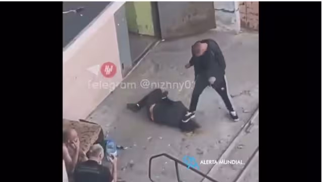 Indignante video cirsula en redes sociales, donde aparece un hombre pateando salvajemente a una mujer