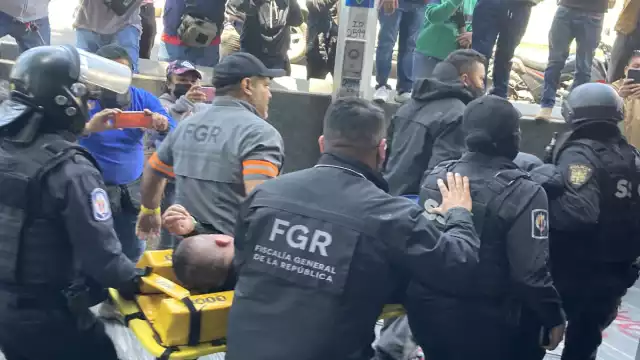 Normalistas se enfrentan con granaderos en las oficinas de la FGR