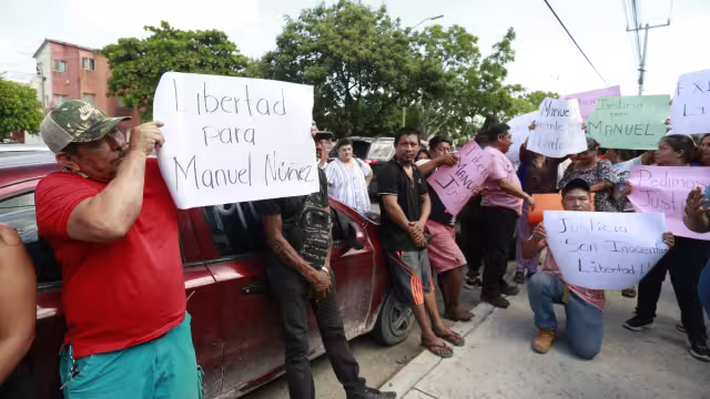 Familiares de ex policías ministerial se manifiestan frente a los juzgados federales