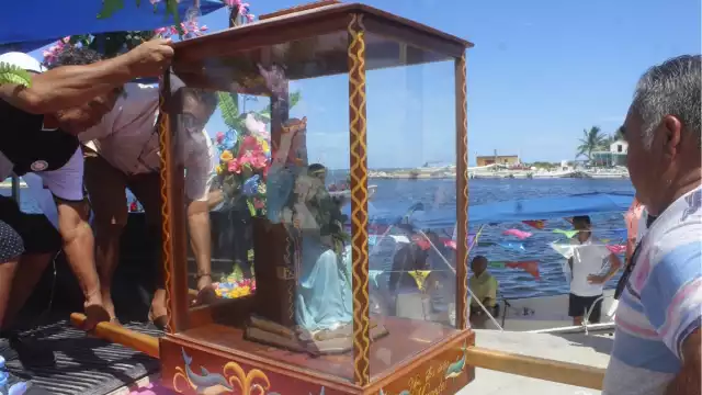 Imagen de la virgen abordada en embarcación para su procesión por el mar
