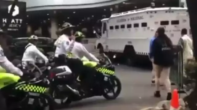 Un agente de tránsito presumió que llevaba al primer ministro de Canadá de una forma peculiar