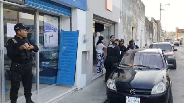 M.E.B.B informó que uno de los sujetos subió las escaleras de su casa y ella, con miedo, lo enfrentó y lo sacó