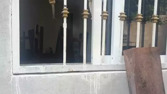 Los malhechores rompieron los metales del protector con una madera