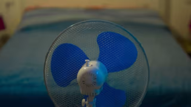 Muchas veces por ser más económico que un aire acondicionado, el ventilador es usado