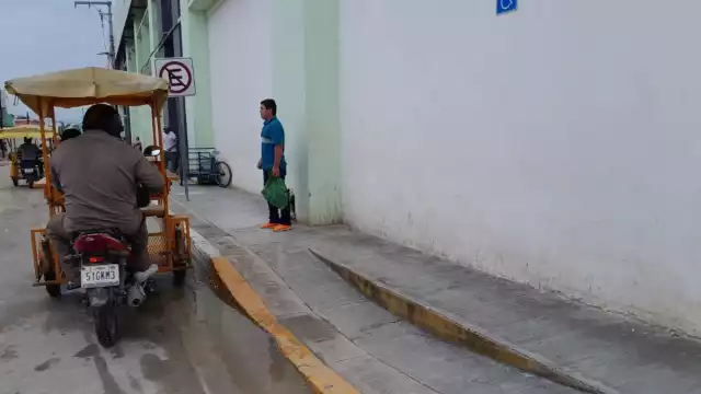Los automovilistas ponen trabas para que las personas con discapacidad se muevan con facilidad