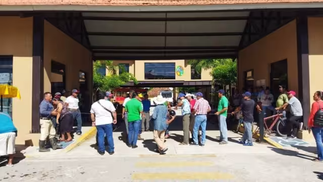 Los trabajadores advirtieron que no dejarán el lugar hasta que se haya solucionado el problema