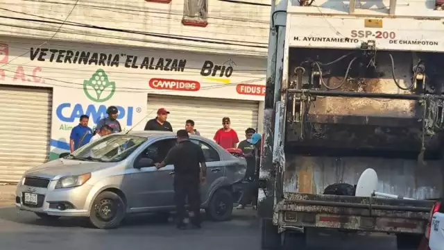 El conductor del auto compacto esperaba el cambio de semáforo para poder seguir su camino, cuando fue impactado