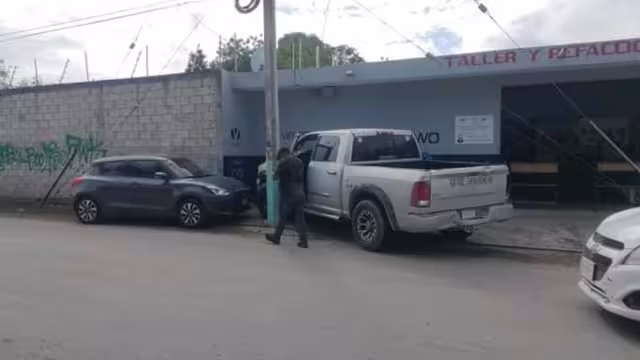 Al parecer, el conductor de una camioneta Ram no respetó su alto obligatorio.