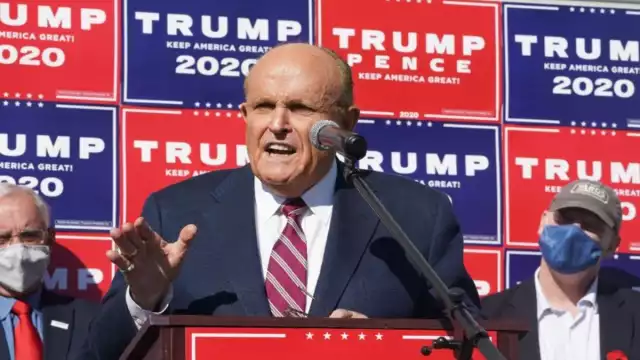 El exalcalde de Nueva York, Rudy Giuliani, lanzó una línea de camisetas autografiadas sobre los atentados del 11
 de septiembre