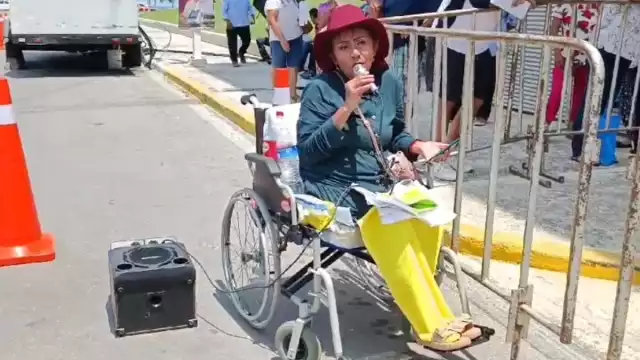 La mujer se gana la vida cantando en Campeche y aprovechó el evento para compartir su voz