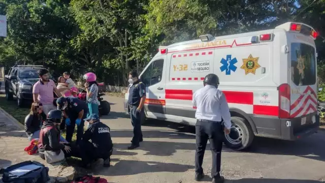 Paramédicos valoraron a la conductora de la moto e informaron que presentó contusión con herida abrasiva en el pie derecho