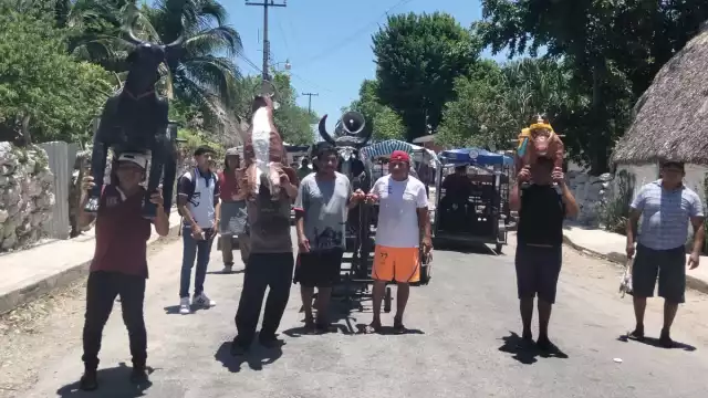 Habitantes bailan y pasean con El Torito