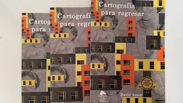 Comentó que en el libro cuenta parte de su historia, pero como en el cuento se utiliza ficción