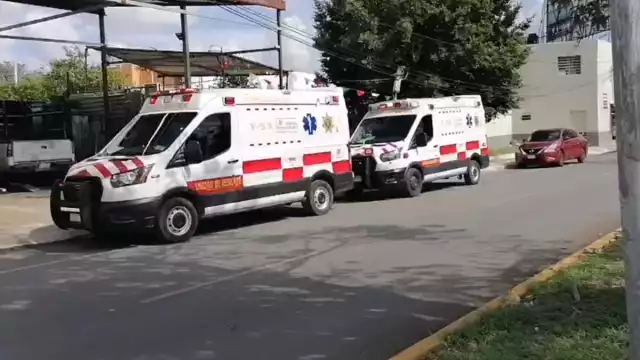 Los amortiguadores actuaron y la parte de abajo del vehículo golpeó en el abdomen al trabajador