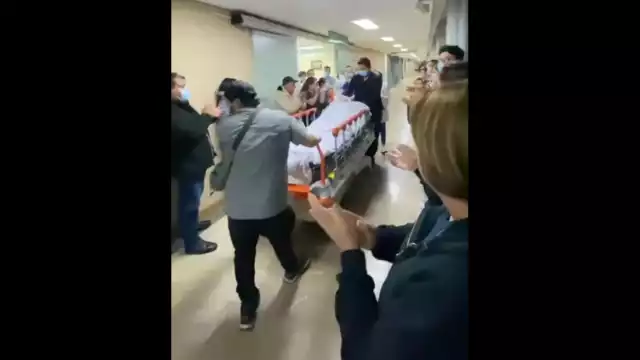 El momento fue tan emotivo que los familiares del niño no pudieron contener las lágrimas