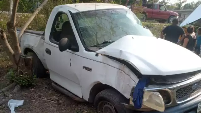 El conductor se salió de la carretera Escárcega-Chetumal por evitar chocar contra una combi