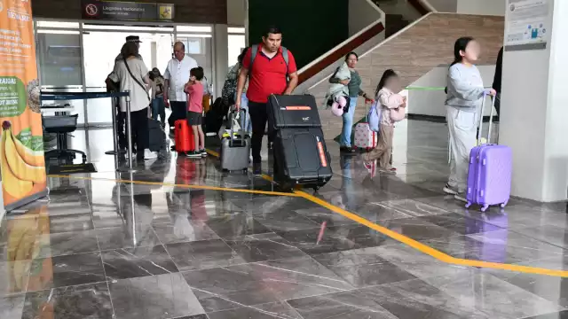 El padre o tutor deberá presentarse en mostradores de documentación con dos horas de anticipación a la salida del itinerario del vuelo