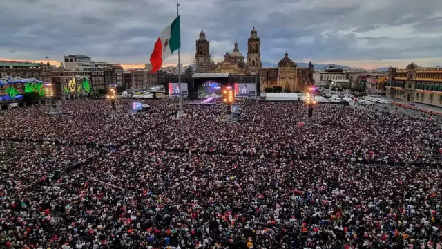 Zócalo de la CDMX luce lleno; Sheinbaum pide seguir concierto de Grupo Firme en línea