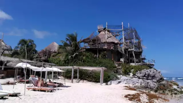 Además de usar su zona concesionada, el Hotel Azulik de Tulum colocó postes con sogas para impedir el paso de bañistas