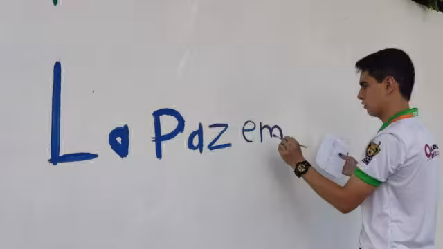 El joven compartió que trabajaba con los colores azules y blancos en su mural