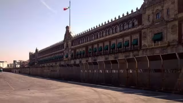 El presidente Andrés Manuel López Obrador explicó que la decisión de colocar barreras en Palacio Nacional no busca reprimir el derecho a la protesta, sino protegerlo de actos de provocación