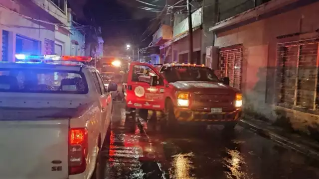Los bomberos llegaron al lugar de los hechos para sofocar las llamas
