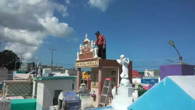 En Sabancuy, el dos de noviembre, se realiza la misa en la mañana afuera del cementerio