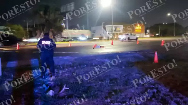 El cuerpo de un hombre quedó irreconocible en el pavimento, frente a una concesionaria automotriz, en la salida hacia el puerto