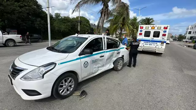 Caber mencionar, el taxista llevaba pasaje en la parte trasera y tanto el operador como el pasajero fueron trasladados al hospital