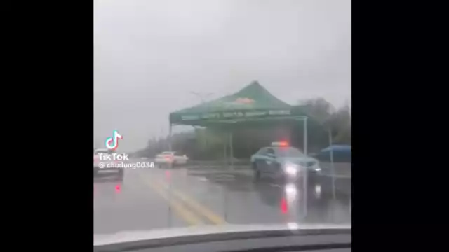 El video del toldo 'caminante' fue captado por automovilistas