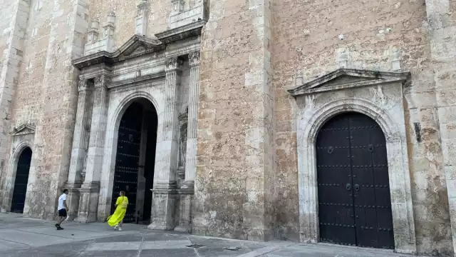 Documentan con fotografías todos los rincones del templo, además de que se interesan por la historia de los santos