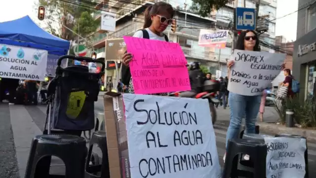 Vecinos que denuncian olor a hidrocarburo en el agua mantienen un bloqueo en Avenida Insurgentes para que se atiendan sus demandas