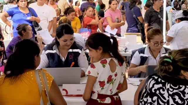 Diversas secretarías estatales instalaron sus módulos en el Parque Central