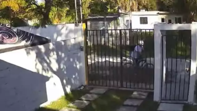 El hombre fue exhibido por vigilar durante varios días por la casa