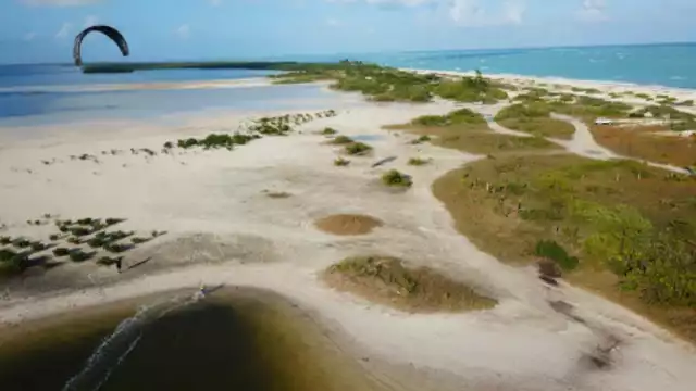 Esta zona es popular entre los amantes del kitesurf y parapente, quienes acuden a la laguna Chacmuchuch por su bajo nivel de agua.