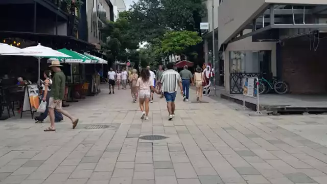 Comerciantes revelan que es algo recurrente que se queden sin servicio de electricidad, lo que afecta sus labores.