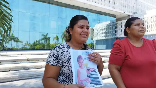 El familiar llegó con un acompañante que portaba pistolas para quitarle a su hija