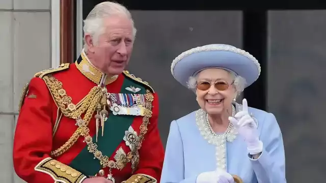 Reina Isabel II junto a su hijo, príncipe Carlos antes de su fallecimiento