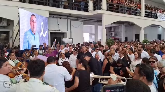Miles de personas acudieron al Ayuntamiento de Mante para despedirse del candidato