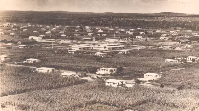 Los primeros pobladores llegaron en cinco camiones de pasajeros a las 06:00 horas