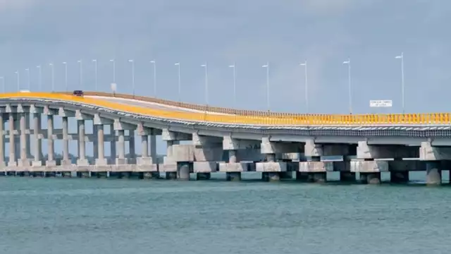 Uno de sus atractivos es el arco que forma sobre el canal