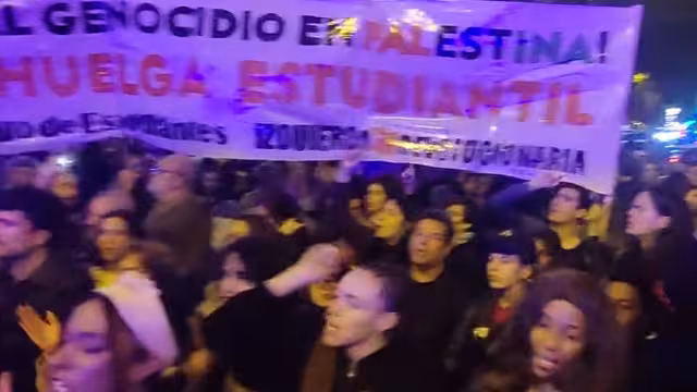 La manifestación comenzó a temprana hora y se ha postergado con cientos de presentes