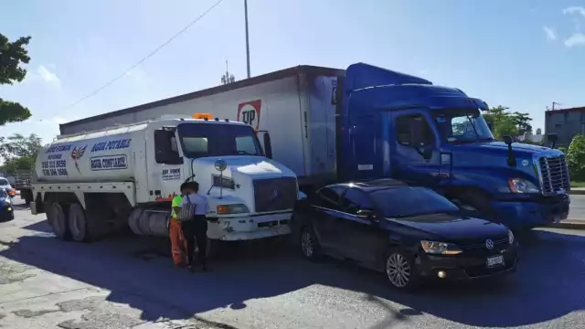Los vehículos quedaron atravesados en la carretera impidiendo de paso de los que transitaban