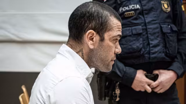 El futbolista brasileño Dani Alves fue condenado a cuatro años y medio de cárcel por haber violado a una mujer en el baño de una discoteca de Barcelona